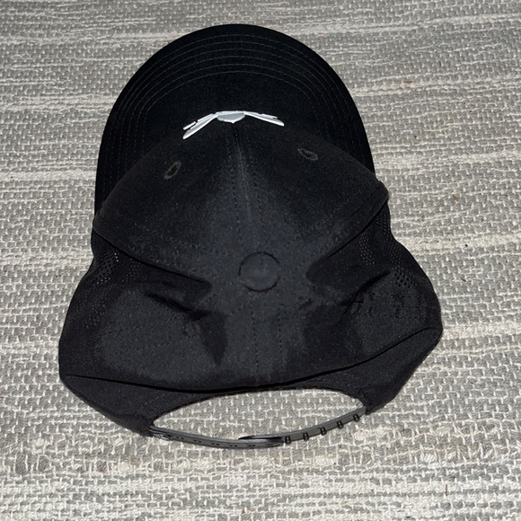Women’s Adidas hat like new worn once - Picture 3 of 3